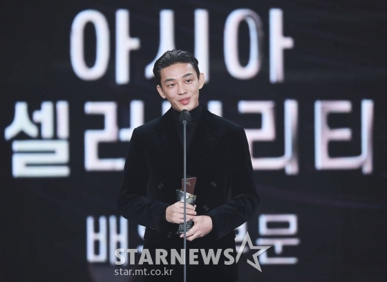 배우 유아인이 2일 오후 서울 강서구 등촌동 KBS 아레나에서 열린 2021 Asia Artist Awards (2021 아시아 아티스트 어워즈, 2021 AAA) 시상식에서 AAA 아시아 셀러브리티 배우 부문을 수상하고 소감을 전하고 있다. 스타뉴스가 주최하고 AAA 조직위원회가 주관하는 AAA는 어디에서도 보지 못했던 새로운 무대를 선보이며 전 세계 팬들의 눈과 귀를 사로잡아 명실상부 NO.1 글로벌 시상식으로 거듭났다. /사진=AAA 기자 star@
