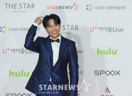 가수 겸 배우 이승기가 2일 오후 서울 강서구 등촌동 KBS 아레나에서 열린 2021 Asia Artist Awards (2021 아시아 아티스트 어워즈, 2021 AAA) 레드카펫에서 포즈를 취하고 있다. 스타뉴스가 주최하고 AAA 조직위원회가 주관하는 AAA는 어디에서도 보지 못했던 새로운 무대를 선보이며 전 세계 팬들의 눈과 귀를 사로잡아 명실상부 NO.1 글로벌 시상식으로 거듭났다. /사진=AAA 기자 star@