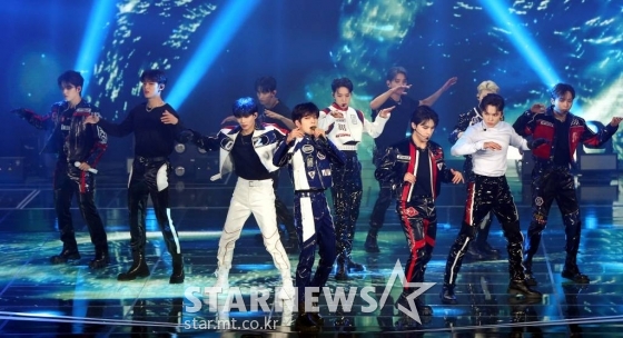 그룹 세븐틴이 2일 방송된 2021 Asia Artist Awards(2021 아시아 아티스트 어워즈, 2021 AAA) 시상식에서 멋진 무대를 선보이고 있다. 스타뉴스가 주최하고 AAA 조직위원회가 주관하는 AAA는 어디에서도 보지 못했던 새로운 무대를 선보이며 전 세계 팬들의 눈과 귀를 사로잡아 명실상부 NO.1 글로벌 시상식으로 거듭났다. /사진=AAA 기자 star@