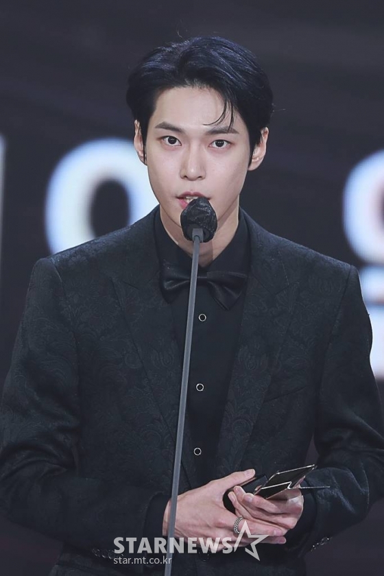 가수 도영이 2일 오후 서울 강서구 등촌동 KBS 아레나에서 열린 2021 Asia Artist Awards (2021 아시아 아티스트 어워즈, 2021 AAA) 시상식에서 AAA 올해의 앨범상을 수상하고 소감을 전하고 있다. 스타뉴스가 주최하고 AAA 조직위원회가 주관하는 AAA는 어디에서도 보지 못했던 새로운 무대를 선보이며 전 세계 팬들의 눈과 귀를 사로잡아 명실상부 NO.1 글로벌 시상식으로 거듭났다. /사진=AAA 기자 star@