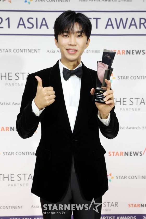 가수 임영웅이 2일 오후 서울 강서구 KBS아레나에서 진행된 '2021 Asia Artist Awards(2021 아시아 아티스트 어워즈, 2021 AAA)' 시상식에서 AAA 대상 올해의 트롯트상을 수상하고 포즈를 취하고 있다. 스타뉴스가 주최하고 AAA 조직위원회가 주관하는 AAA는 어디에서도 보지 못했던 새로운 무대를 선보이며 전 세계 팬들의 눈과 귀를 사로잡아 명실상부 NO.1 글로벌 시상식으로 거듭났다. /사진=AAA 기자 star@