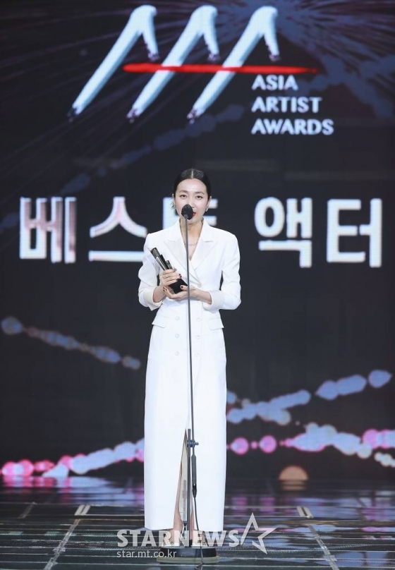배우 김주령이 2일 오후 서울 강서구 등촌동 KBS 아레나에서 열린 2021 Asia Artist Awards (2021 아시아 아티스트 어워즈, 2021 AAA) 시상식에서 AAA 베스트 액터상을 수상하고 소감을 전하고 있다. 스타뉴스가 주최하고 AAA 조직위원회가 주관하는 AAA는 어디에서도 보지 못했던 새로운 무대를 선보이며 전 세계 팬들의 눈과 귀를 사로잡아 명실상부 NO.1 글로벌 시상식으로 거듭났다. /사진=AAA 기자 star@