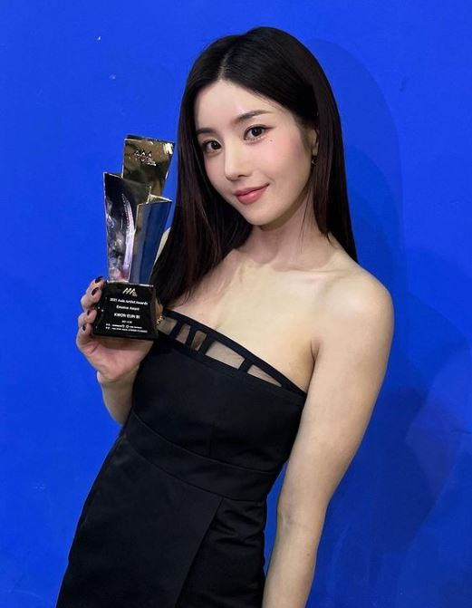 AAA 이모티브' 권은비 트로피 들고 완벽 미모 Aaa 이모티브' 권은비 트로피 들고 완벽 미모