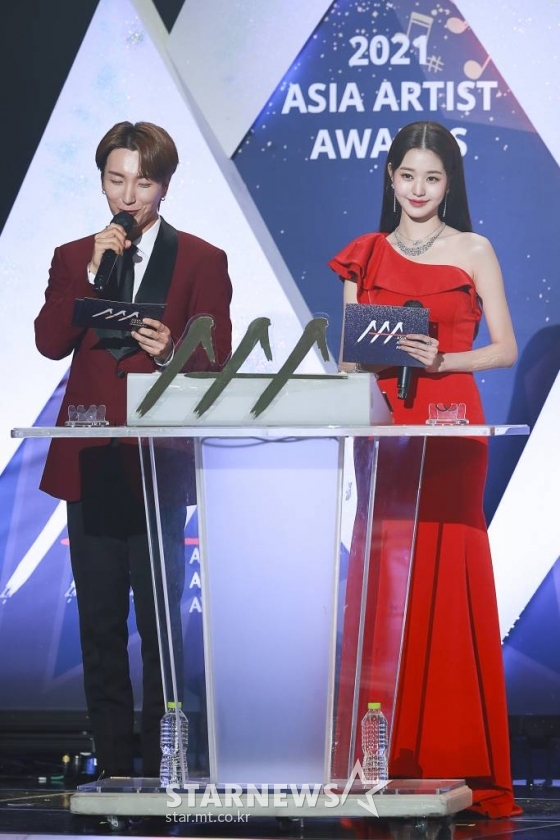 가수 이특, 장원영이 2일 오후 서울 강서구 등촌동 KBS 아레나에서 열린 2021 Asia Artist Awards (2021 아시아 아티스트 어워즈, 2021 AAA) 시상식에서 진행을 하고 있다.