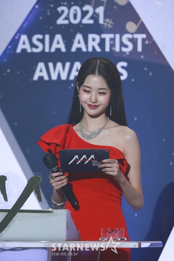 가수 장원영이 2일 오후 서울 강서구 등촌동 KBS 아레나에서 열린 2021 Asia Artist Awards (2021 아시아 아티스트 어워즈, 2021 AAA) 시상식을 진행하고 있다.  