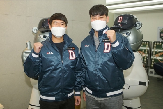 두산과 계약을 마친 후 포즈를 취한 김지용(왼쪽)과 임창민. /사진=두산 제공