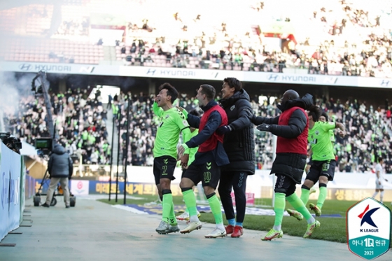 전북현대 한교원(왼쪽)이 5일 제주유나이티드전에서 선제골을 넣은 뒤 골 세리머니를 펼치고 있다. /사진=한국프로축구연맹