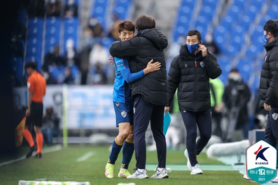 울산현대 홍명보(오른쪽) 감독이 교체 아웃된 이청용을 격려해주고 있다. /사진=한국프로축구연맹