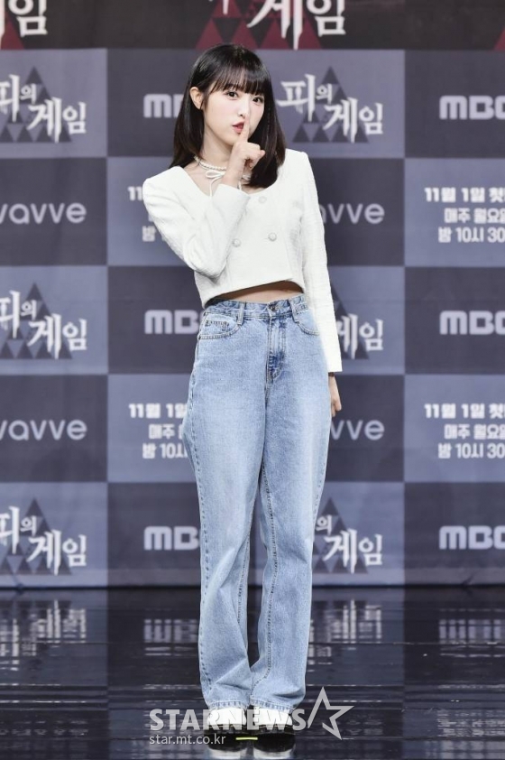 가수 최예나가 1일 오후 온라인 생중계로 진행된 MBC 새 예능 '피의 게임' 제작발표회에 참석해 포즈를 취하고 있다. 배신, 거짓, 음모 등 어떤 수단을 써서라도 살아남아야 하는 치열하고 처절한 생존 서바이벌 '피의 게임'은 오늘(1일) 첫 방송된다. /사진제공=MBC 2021.11.01 /사진=이동훈 기자 photoguy@