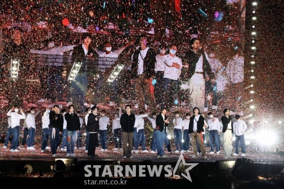 그룹 방탄소년단(BTS)이 24일 오후 온라인으로 진행된 &#039;BTS 퍼미션 투 댄스 온 스테이지&#039;(BTS PERMISSION TO DANCE ON STAGE)&#039; 콘서트에서 화려한 무대를 선보이고 있다.   온라인으로 진행된 &#039;BTS 퍼미션 투 댄스 온 스테이지&#039;를 성공적으로 마친 방탄소년단은 오는 11월 27~28일, 12월 1~2일(현지시간) 미국 로스앤젤레스 소파이(SoFi) 스타디움에서 &#039;BTS PERMISSION TO DANCE ON STAGE - LA&#039; 오프라인 공연을 개최, 새로운 투어 시리즈를 이어간다. 마지막 회차 공연(12월 2일)은 온라인 라이브 스트리밍 예정이다.  또한, 로스앤젤레스에 위치한 전문 공연장 &#039;유튜브 시어터(YouTube Theater)&#039;에서 &#039;BTS PERMISSION TO DANCE ON STAGE - LA&#039;를 실시간 생중계로 즐길 수 있는 유료 오프라인 이벤트 &#039;LIVE PLAY in LA&#039;도 마련된다. / 사진제공 = 빅히트뮤직 /사진=김창현 기자 chmt@