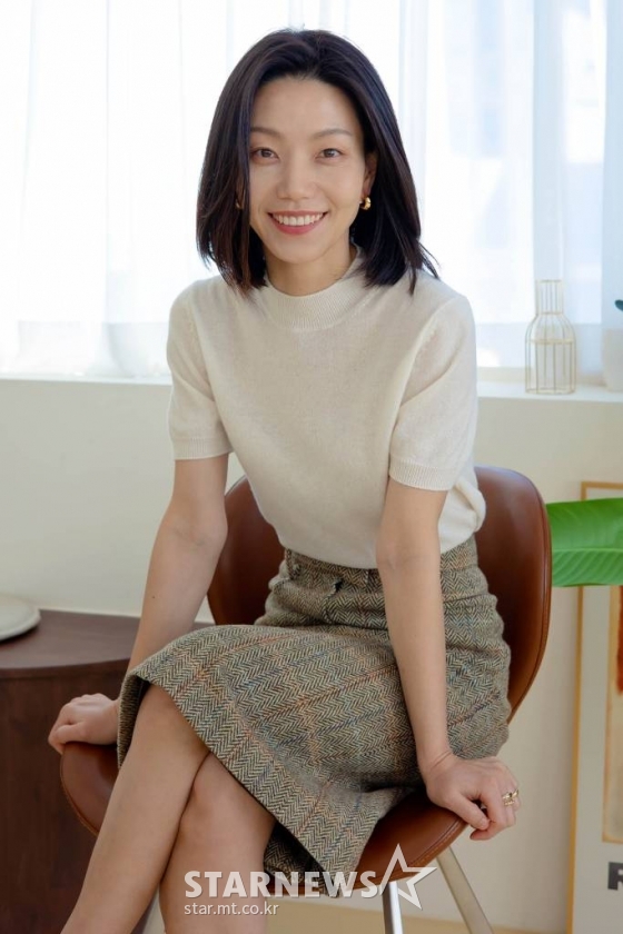 배우 김신록이 6일 오전 화상으로 진행된 인터뷰에 앞서 포즈를 취하고 있다. 2021.12.06 &lt;사진=저스트엔터테인먼트 제공&gt; /사진=임성균 기자 tjdrbs23@