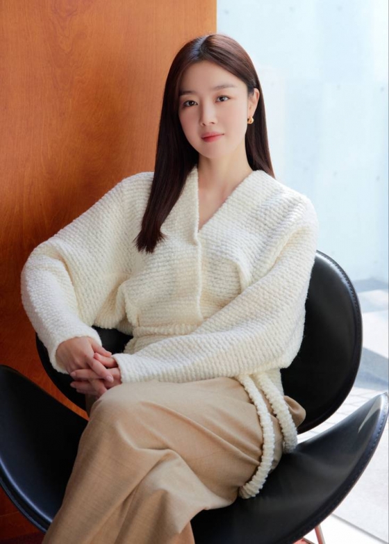 티빙 &#039;술꾼도시여자들&#039;의 배우 한선화가 3일 진행된 라운드 인터뷰를 위해 포즈를 취하고 있다. &#039;술꾼도시여자들&#039;은 하루 끝의 술 한잔이 인생의 신념인 세 여자의 일상을 그린 본격 기승전술 드라마다. /사진제공=키이스트 2021.12.03 /사진=이동훈 기자 photoguy@