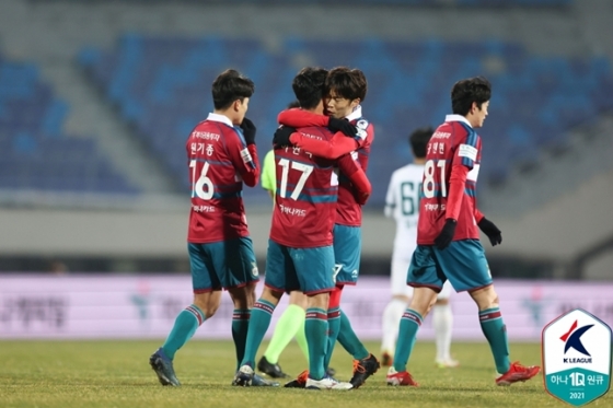 대전 이현식이 마사와 포옹하고 기쁨을 나누고 있다./사진=한국프로축구연맹