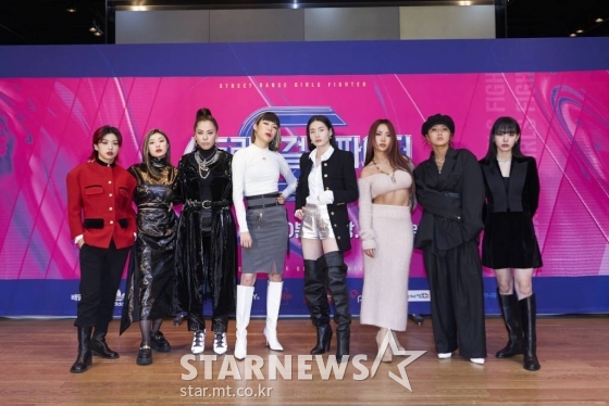 훅 아이키, YGX 리정, 라치카 가비, 원트 효진초이, 프라우드먼 모니카, 홀리뱅 허니제이, 코카앤버터 리헤이, 웨이비 노제가 30일 오전 온라인으로 진행된 엠넷 &#039;스트릿댄스 걸스 파이터&#039; 제작발표회에 참석해 포즈를 취하고 있다.  &#039;스트릿댄스 걸스 파이터&#039;는 대한민국 최고의 여고생 크루를 선발하는 리얼리티 프로그램이다. 매주 화요일 방송. / 사진제공 = 엠넷 /사진=김창현 기자 chmt@