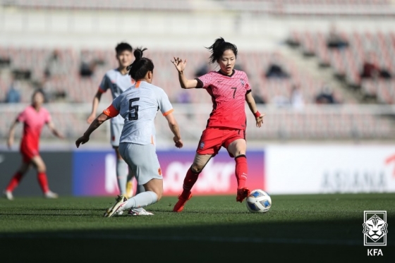 이민아(오른쪽)가 드리블을 펼치고 있다. /사진=대한축구협회 제공