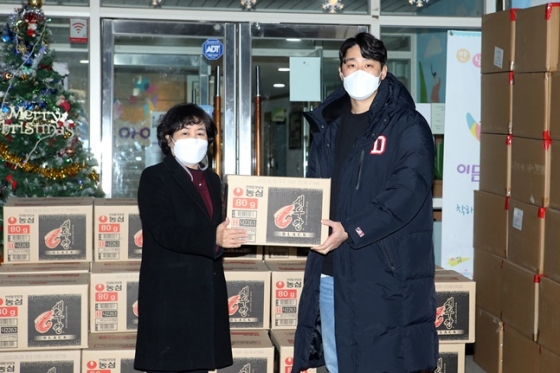 두산 선수단이 보육시설에 과자와 담요를 전달했다. 선수단 대표로 나선 양석환(오른쪽). /사진=두산 제공