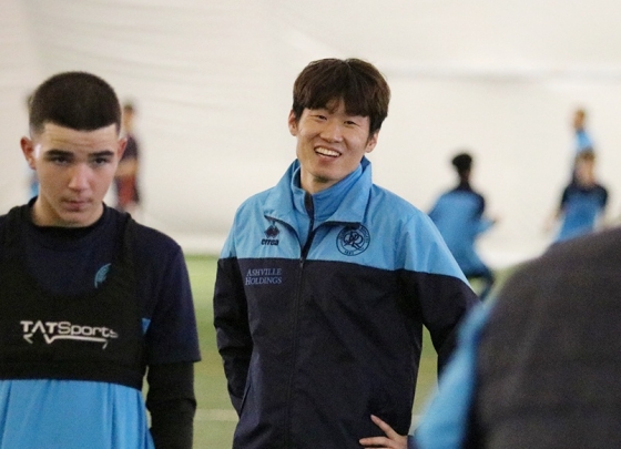 박지성(오른쪽)이 QPR에서 지도자 수업을 받는 모습. /사진=QPR 공식 홈페이지