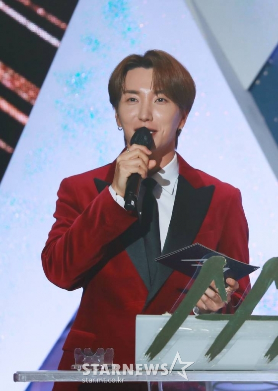 MC를 맡은 가수 이특이 2일 오후 서울 강서구 등촌동 KBS 아레나에서 열린 2021 Asia Artist Awards (2021 아시아 아티스트 어워즈, 2021 AAA) 시상식에서 사회를 보고 있다.  스타뉴스가 주최하고 AAA 조직위원회가 주관하는 AAA는 어디에서도 보지 못했던 새로운 무대를 선보이며 전 세계 팬들의 눈과 귀를 사로잡아 명실상부 NO.1 글로벌 시상식으로 거듭났다. /사진=이동훈 기자 photoguy@