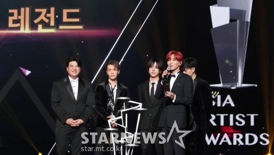 그룹 슈퍼주니어가 &#039;2017 AAA(Asia Artist Awards)&#039;에서 레전드상을 수상한 뒤 소감을 말하고 있다.  아시아를 빛낸 최고의 아티스트들이 최고의 무대에서 함께 즐기는 &#039;No.1&#039; 시상식 &#039;AAA&#039;는 글로벌 엔터테인먼트 미디어 스타뉴스(STARNEWS)가 주최하며 Asia Artist Awards 조직위원회의 주관으로 열렸다. /사진=김창현 기자 chmt@