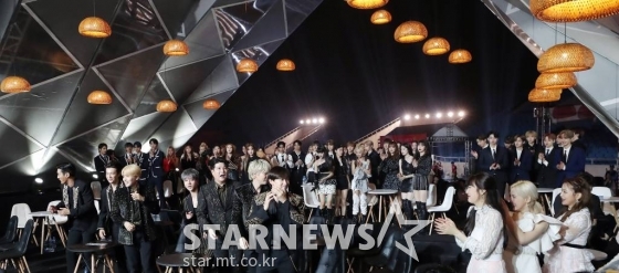 그룹 슈퍼주니어가 스타뉴스 주최로 열린 &#039;2019 아시아 아티스트 어워즈 인 베트남&#039;(2019 Asia Artist Awards in Vietnam)에서 탑 오브 케이팝 레코드상으로 호명되자 기뻐하고 있다. /사진=김창현 기자 chmt@