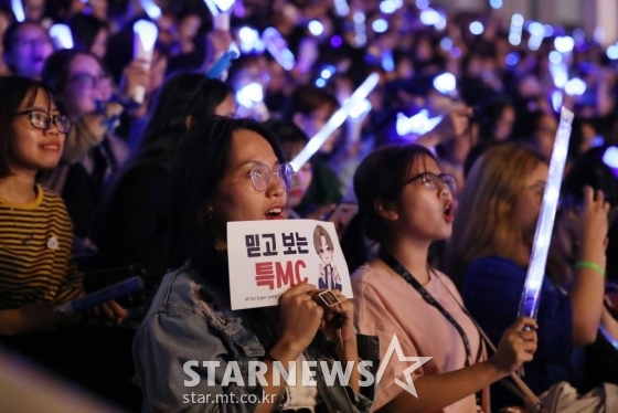26일(현지시간) 베트남 하노이 미딩 국립경기장에서 스타뉴스 주최로 열린 &#039;2019 아시아 아티스트 어워즈 인 베트남(2019 Asia Artist Awards in Vietnam)&#039;을 찾은 관객들이 MC 이특 응원 카드를 들고 시상식을 즐기고 있다. /사진=하노이(베트남)=이기범 기자 leekb@