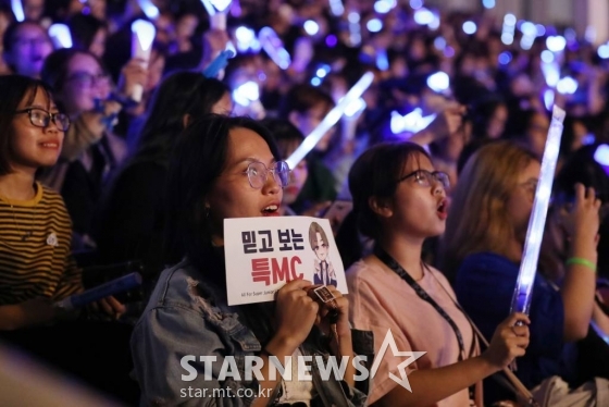 26일(현지시간) 베트남 하노이 미딩 국립경기장에서 스타뉴스 주최로 열린 '2019 아시아 아티스트 어워즈 인 베트남(2019 Asia Artist Awards in Vietnam)'을 찾은 관객들이 MC 이특 응원 카드를 들고 시상식을 즐기고 있다. /사진=하노이(베트남)=이기범 기자 leekb@