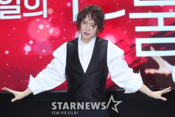 가수 양준일이 31일 오후 서울 광진구 세종대학교 대양홀에서 열린 &#039;양준일의 선물&#039; 팬미팅 기자간담회에서 포즈를 취하고 있다. /사진=강민석 기자 msphoto94@