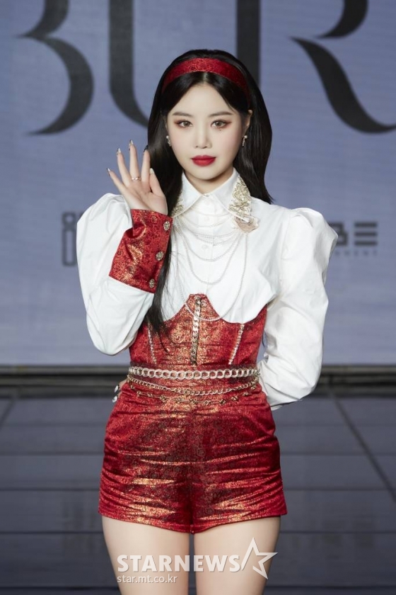 걸그룹 (여자)아이들 수진이 11일 오후 온라인 생중계로 진행된 네 번째 미니앨범 ‘I burn&#039;(아이 번) 발매 기념 쇼케이스에 참석해 포즈를 취하고 있다. /사진제공= 큐브엔터테인먼트 /사진=이동훈 기자 photoguy@