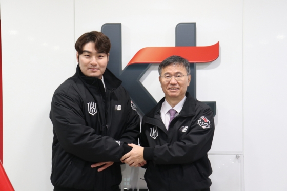 계약 직후 기념 촬영을 진행한 박병호(왼쪽)와 kt sports 남상봉 대표이사./사진=KT위즈