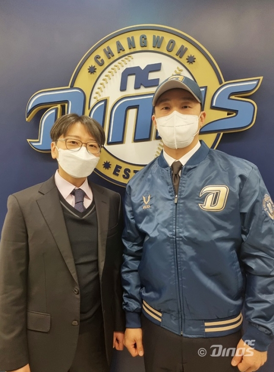 FA 계약을 맺은 후 기념촬영하는 손아섭(오른쪽)과 임선남 NC 단장. /사진제공=NC