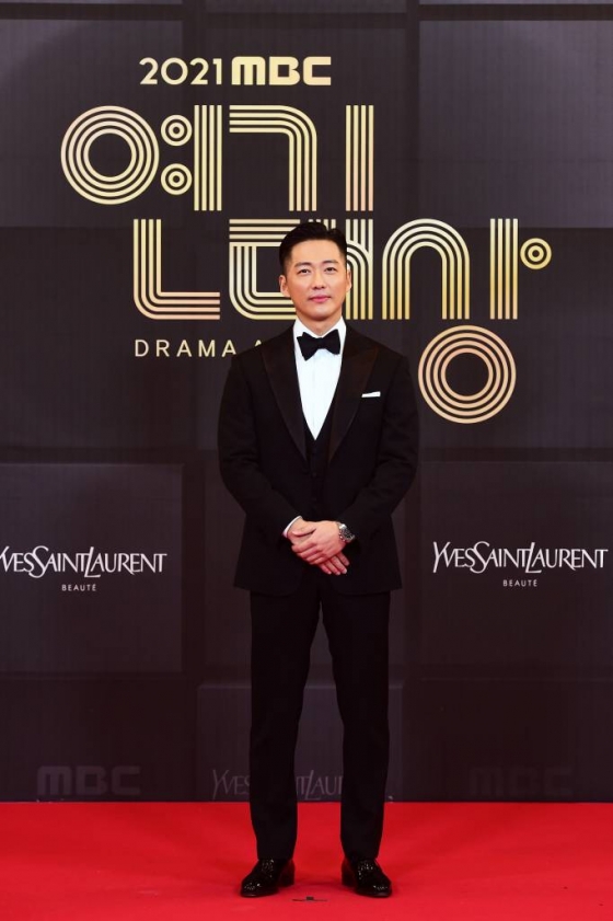 배우 남궁민이 30일 오후 비공개로 진행된 2021 MBC 연기대상 레드카펫 행사에 참석해 포즈를 취하고 있다. /사진제공=MBC 2021.12.30 /사진=이동훈 기자 photoguy@