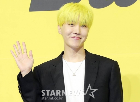 방탄소년단(BTS) 제이홉이 21일 오후 서울 송파구 방이동 올림픽홀에서 진행된 새 싱글앨범 &#039;Butter&#039; 발매 기념 쇼케이스에서 포즈를 취하고 있다.  &#039;Butter&#039;에는 버터처럼 부드럽게 녹아들어 너를 사로잡겠다는 방탄소년단의 귀여운 고백이 담겨있다.  방탄소년단은 &#039;Butter&#039;를 사실상의 선 공개 싱글로 스타트를 끊고 6월 중 &#039;Butter&#039;가 포함된 새 앨범을 발매할 계획이다. 2021.05.21 /사진=김창현 기자 chmt@