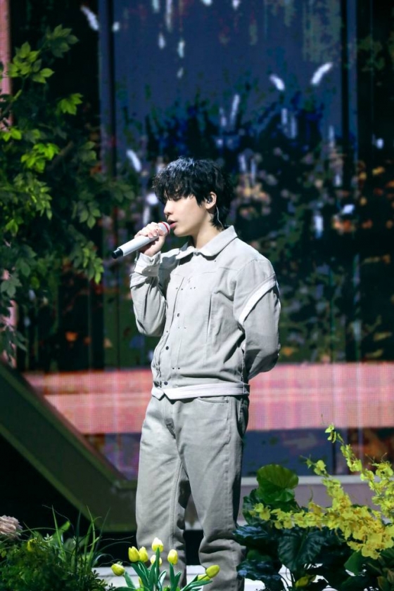 가수 다운(Dvwn)이 31일 오후 경기도 고양시 킨텍스 제1전시장에서 진행된 글로벌 음악축제 &#039;2022 위버스 콘 뉴 에라&#039;(2022 Weverse Con New Era)에서 멋진 공연을 펼치고 있다. /사진제공=하이브 2021.12.31