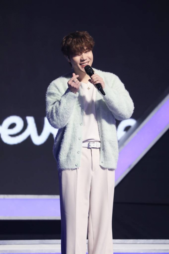 가수 이현이 31일 오후 경기도 고양시 킨텍스 제1전시장에서 진행된 글로벌 음악축제 &#039;2022 위버스 콘 뉴 에라&#039;(2022 Weverse Con New Era)에서 멋진 공연을 펼치고 있다. /사진제공=하이브 2021.12.31