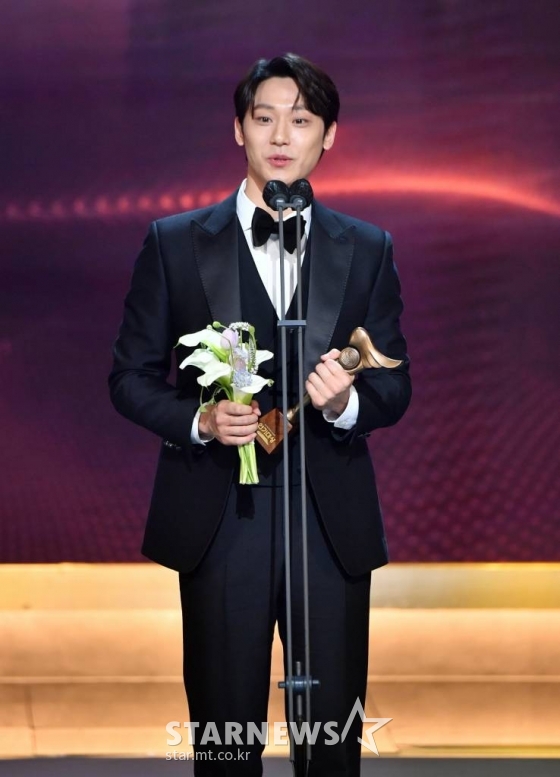 배우 이도현이 31일 오후 서울 여의도 KBS에서 진행된 &#039;2021 KBS 연기대상&#039;에서 최우수상을 수상한 뒤 소감을 밝히고 있다. /사진제공=KBS 2021.12.31 /사진=이동훈 기자 photoguy@