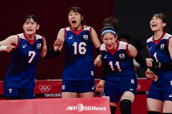 정지윤(왼쪽에서 두 번째)이 2020 도쿄올림픽 8강전 승리 후 기뻐하고 있다./AFPBBNews=뉴스1