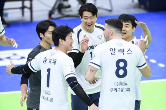 우리카드 선수들이 7일 수원실내체육관에서 열린 한국전력과 2021~2022 V리그 남자부 4라운드 경기에서 득점 후 환호하고 있다./사진=한국배구연맹