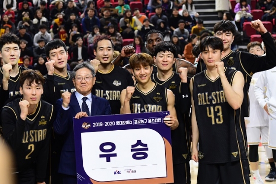 2020년 1월 22일 인천삼산체육관에서 열린 2019-2020 KBL 올스타전에서 승리한 팀 허훈이 기쁨을 나누고 있다. /사진제공=KBL