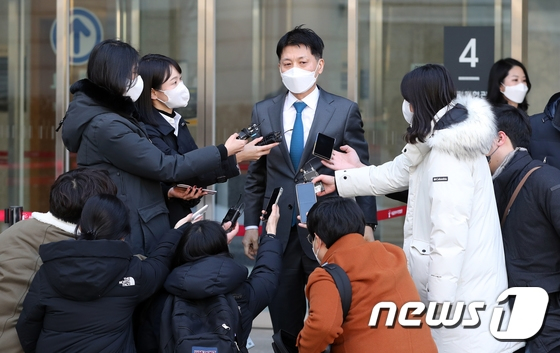쇼트트랙 국가대표 심석희의 법률 대리인 윤주탁 변호사가 12일 오후 서울 송파구 서울동부지방법원에서 열린 &#039;징계효력정지 가처분 심문&#039;을 마치고 취재진 질문에 답하고 있다. /사진=뉴스1