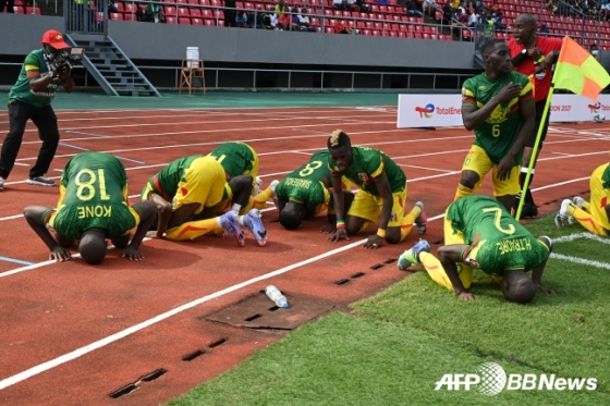 말리 선수들이 12일(한국시간) 카메룬 림베 옴니스포츠 스타디움에서 열린 2021 아프리카 네이션스컵 튀니지와 경기에서 득점 후 세리머니를 하고 있다./AFPBBNews=뉴스1