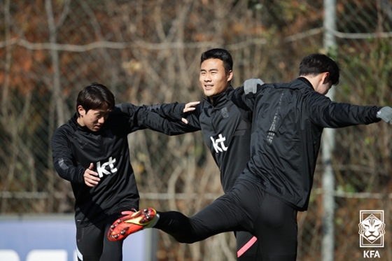 축구대표팀 훈련 중인 강상우(왼쪽부터)와 박지수, 김건희. /사진=대한축구협회