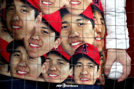 한 야구 팬이 오타니의 얼굴이 수놓아져 있는 옷을 입고 있다. /AFPBBNews=뉴스1