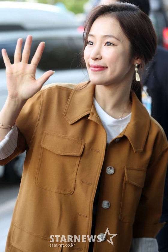 가수 홍자가 4일 오후 서울 마포구 상암동 MBC사옥에서 진행되는 MBC 표준FM &#039;아이돌 라디오&#039; 녹화를 위해 도착하고 있다. /사진=임성균 기자 tjdrbs23@