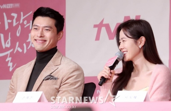  배우 현빈, 손예진이9일 오후 서울 종로구 광화문 포시즌스호텔에서 진행된 tvN 새 토일드라마 &#039;사랑의 불시착&#039; 제작발표회에 참석해 질의응답을 하고 있다. /사진=김휘선 기자 hwijpg@