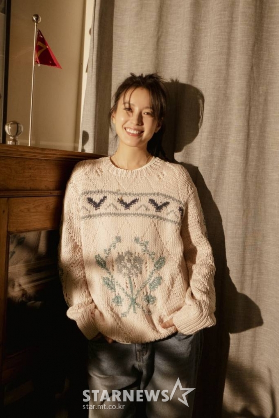 영화 &#039;해적: 도깨비 깃발&#039;(감독 김정훈)의 주연배우 한효주가 14일 오전 진행된 인터뷰를 위해 포즈를 취하고 있다.  흔적도 없이 사라진 왕실 보물의 주인이 되기 위해 바다로 모인 해적들의 스펙터클한 모험을 그린 영화 &#039;해적: 도깨비 깃발&#039;은 오는 26일 개봉된다. /사진제공=롯데엔터테인먼트 2022.01.14 /사진=이동훈 기자 photoguy@