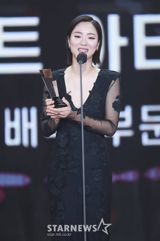 배우 전여빈이 12월 2일 서울 강서구 등촌동 KBS 아레나에서 열린 2021 Asia Artist Awards (2021 아시아 아티스트 어워즈, 2021 AAA) 시상식에서 AAA 베스트 아티스트 배우 부문을 수상하고 소감을 말하고 있다.  