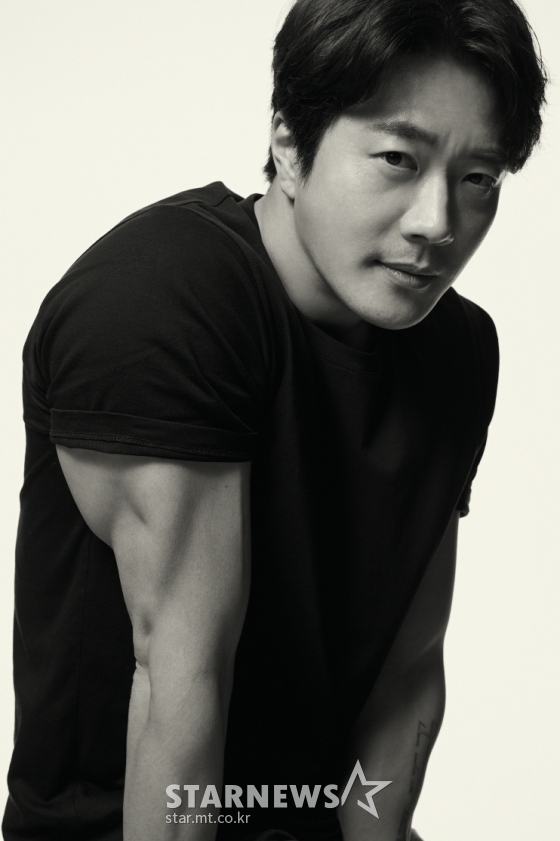 영화 &#039;해적: 도깨비 깃발&#039;(감독 김정훈)의 주연배우 권상우가 20일 오전 진행된 인터뷰를 위해 포즈를 취하고 있다.  흔적도 없이 사라진 왕실 보물의 주인이 되기 위해 바다로 모인 해적들의 스펙터클한 모험을 그린 영화 &#039;해적: 도깨비 깃발&#039;은 오는 26일 개봉된다. /사진제공=수컴퍼니 2022.01.20 /사진=이동훈 기자 photoguy@
