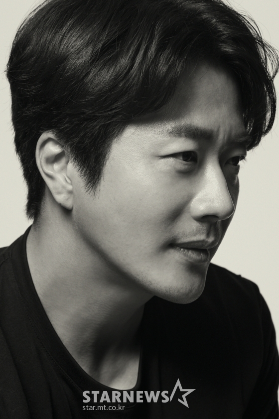 영화 &#039;해적: 도깨비 깃발&#039;(감독 김정훈)의 주연배우 강하늘이 18일 오전 진행된 인터뷰를 위해 포즈를 취하고 있다.  흔적도 없이 사라진 왕실 보물의 주인이 되기 위해 바다로 모인 해적들의 스펙터클한 모험을 그린 영화 &#039;해적: 도깨비 깃발&#039;은 오는 26일 개봉된다. /사진제공=티에이치컴퍼니 2022.01.18 /사진=이동훈 기자 photoguy@