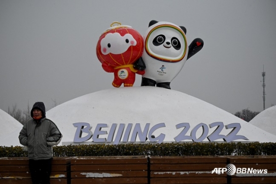 2022 베이징 동계올림픽의 마스코트인 빙둔둔(오른쪽)과 쉐룽룽. /AFPBBNews=뉴스1
