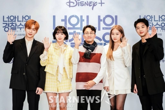 배우 강다니엘, 채수빈, 김명수 감독, 박유나, 이신영이 26일 오후 온라인으로 진행된 디즈니+ &#039;너와 나의 경찰수업&#039; 제작발표회에 참석해 포즈를 취하고 있다. &lt;사진 제공=디즈니플러스&gt; 2022.01.26 /사진=임성균 기자 tjdrbs23@